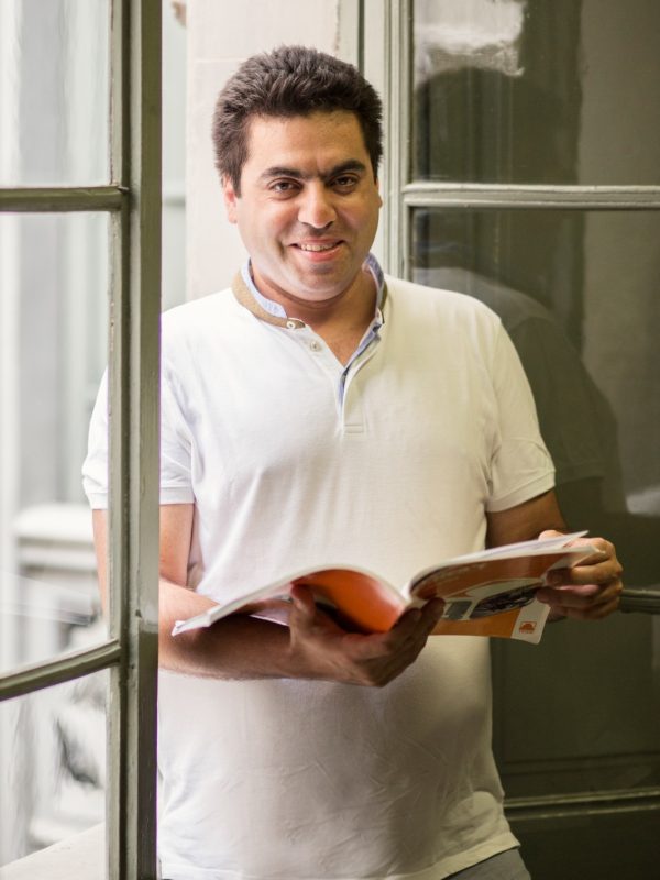 Dani Serrano treballant en la preparació d'oposicions
